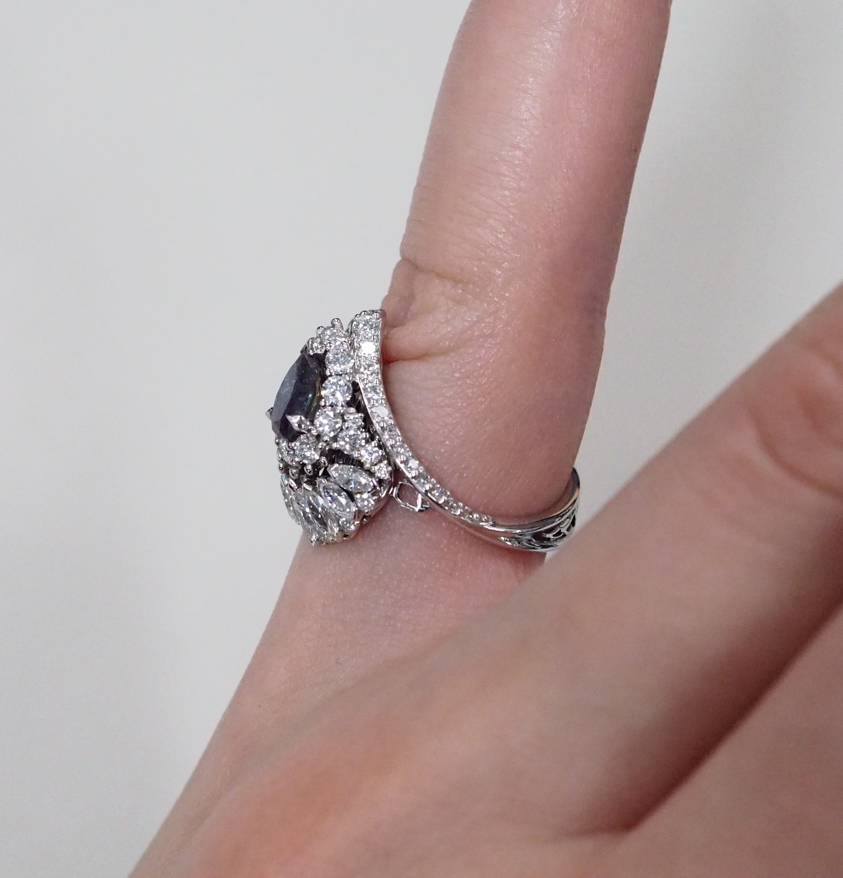 Кольцо из белого золота с александритом